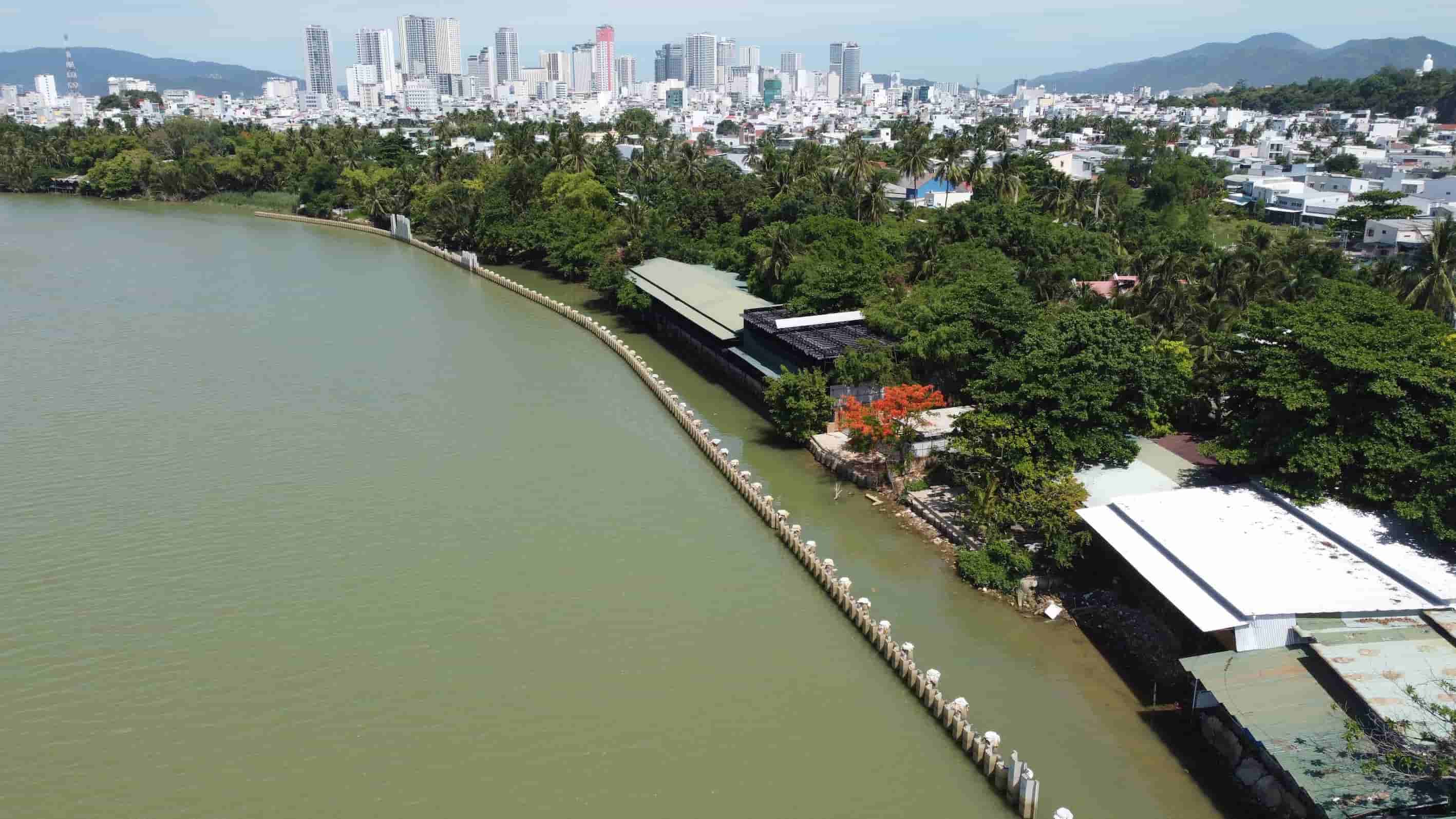 Hạng mục Kè và đường Nam sông Cái mới thuộc dự Dự án CCSEP Nha Trang. Ảnh: Hữu Long