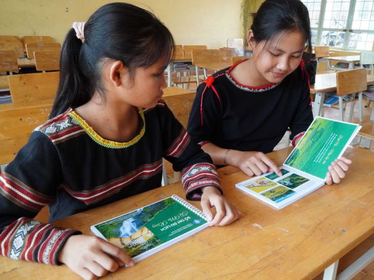 Y Trạm (trái) và Y Trần Diệu Linh với sản phẩm của mình. 
Ảnh: Lê Nguy