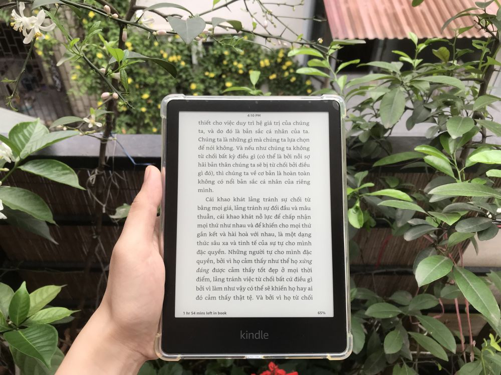 Máy đọc sách ra đời đã cho những người ưa dịch chuyển một lựa chọn mới để giảm bớt những bất tiện mà sách giấy đem lại. Ảnh: Anh Vũ