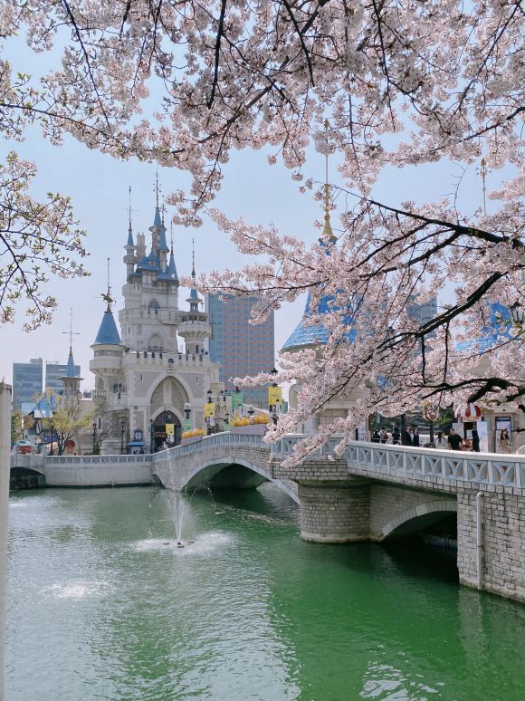 Tòa lâu đài của Lotte World nổi bật bên hồ Seokchon, Seoul, Hàn Quốc. Ảnh: Kim Anh