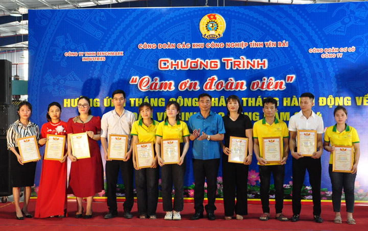 Liên đoàn lao động tỉnh Yên Bái trao tặng bằng khen cho 10 đoàn viên có thành tích xuất sắc. Ảnh: Phan Kiên