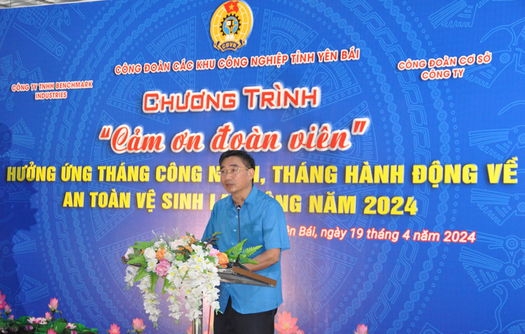Ông Nguyễn Chương Phát, chủ tịch Liên đoàn Lao động tỉnh Yên Bái phát biểu tại chương trình. Ảnh: Phan Kiên