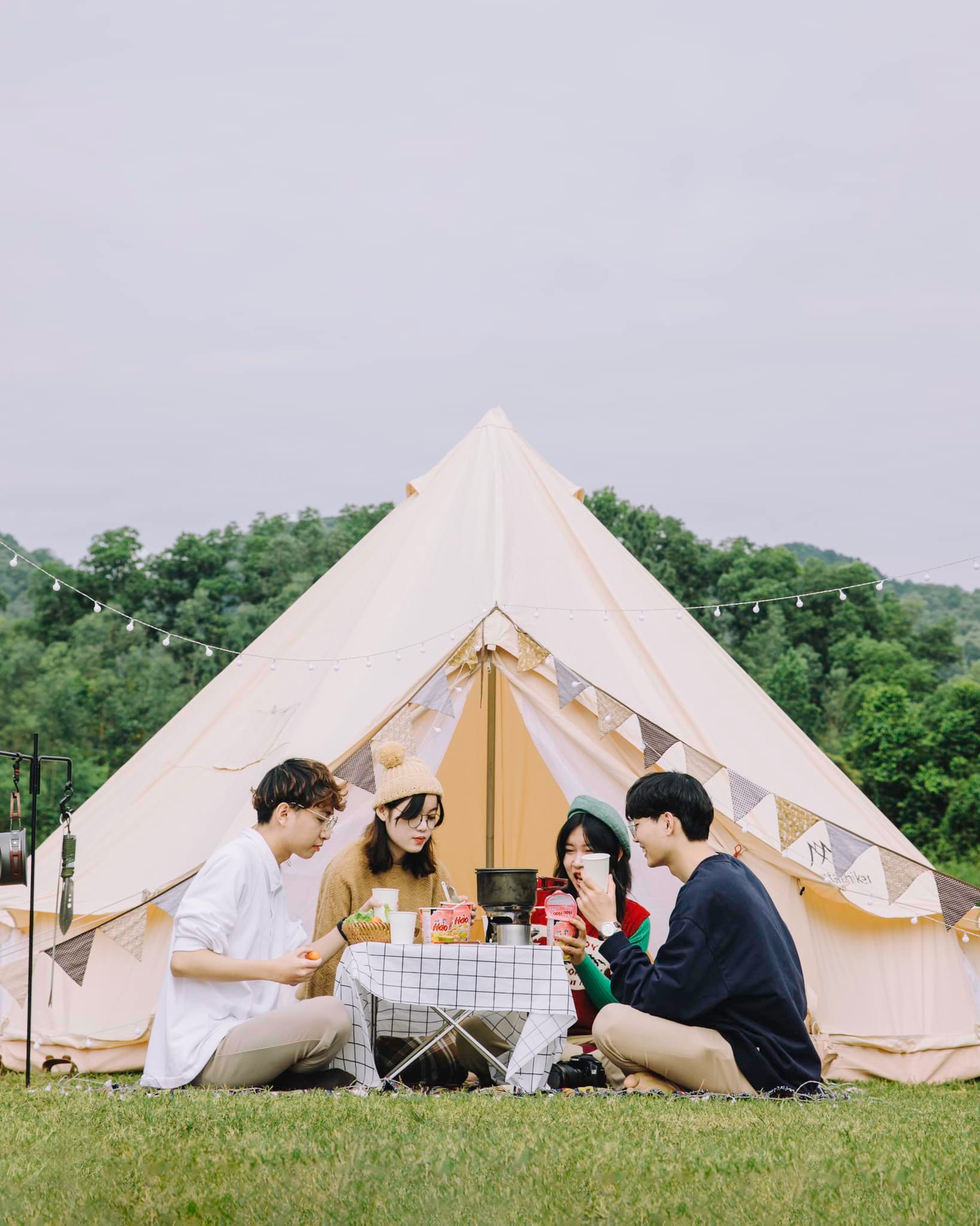 Nếu muốn cắm trại qua đêm tại hồ Chòm Núi, du khách nên chuẩn bị trước lều, trại, đèn và đồ ăn. Ảnh: Bùi Quang Thụy