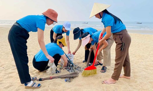Đoàn viên công đoàn Cẩm Xuyên tham gia dọn rác ở biển Thiên Cầm. Ảnh: Hoài Thương.