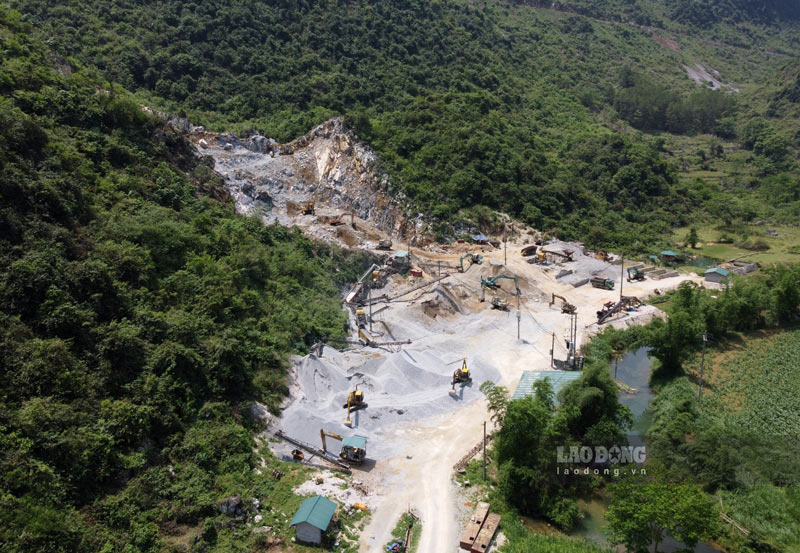 Mỏ đá Nà Cháo mới hoạt động hơn 1 năm trở lại đây nhưng liên tục gây phiền toái đến người dân. Ảnh: Tân Văn.