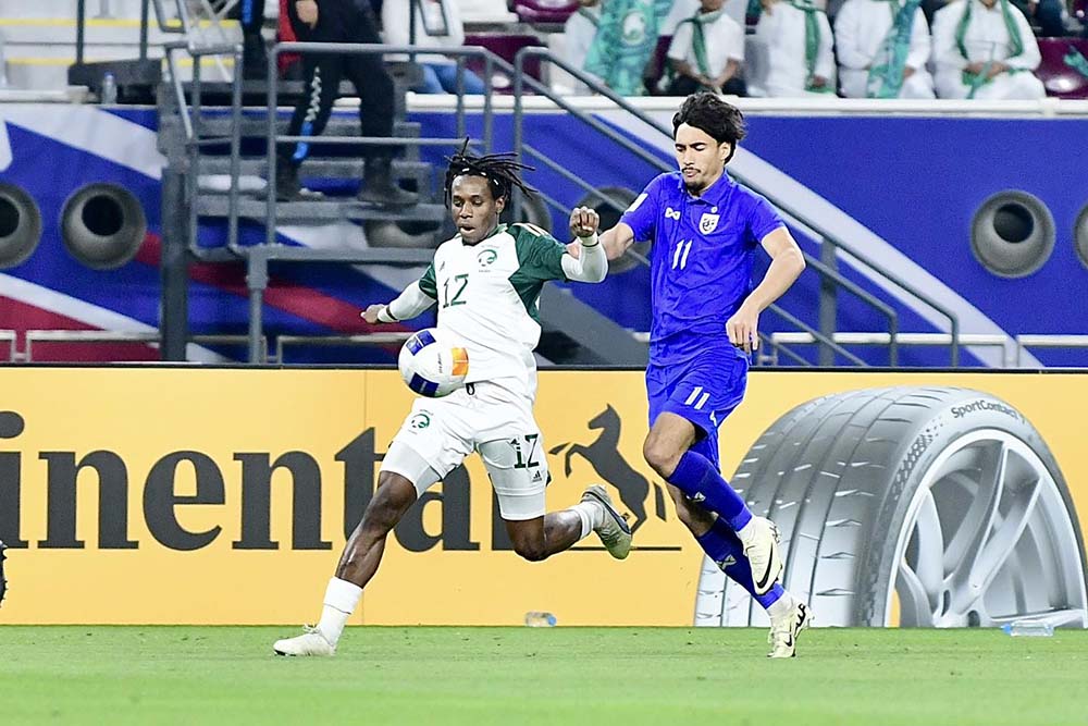 U23 Saudi Arabia (áo trắng) thi đấu áp đảo trước U23 Thái Lan. Ảnh: FAT
