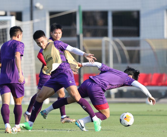 Đội tuyển U23 Việt Nam tập luyện dưới thời tiết nắng nóng tại Qatar. Ảnh: VFF