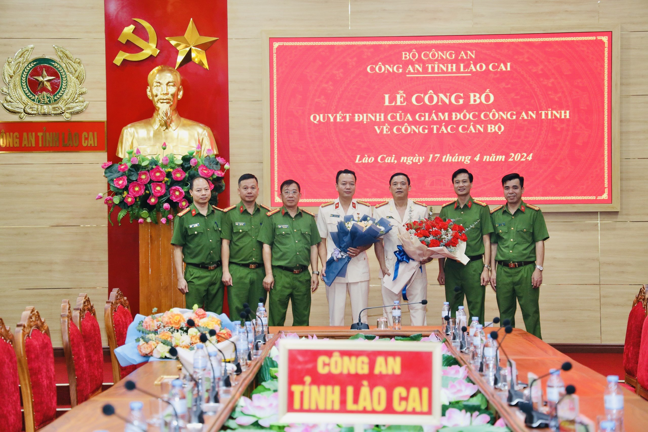 Hai trưởng phòng Công an tỉnh Lào Cai nhận quyết định bổ nhiệm. Ảnh: CAT Lào Cai