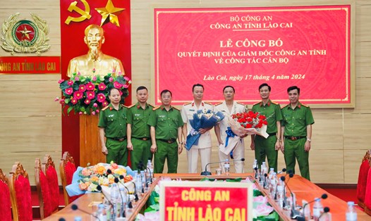 Hai trưởng phòng Công an tỉnh Lào Cai nhận quyết định bổ nhiệm. Ảnh: CAT Lào Cai