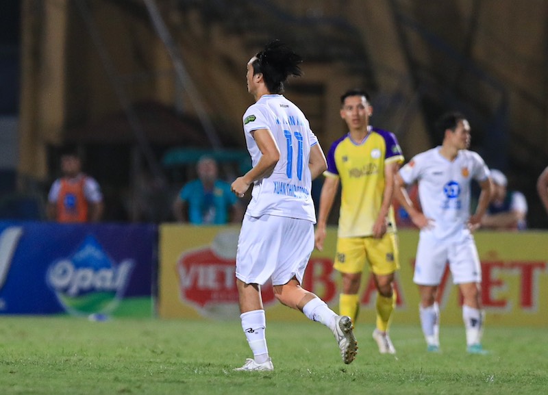 Tiền vệ Tuấn Anh mặc áo số 11 trong đội hình câu lạc bộ Nam Định. Ảnh: Minh Dân