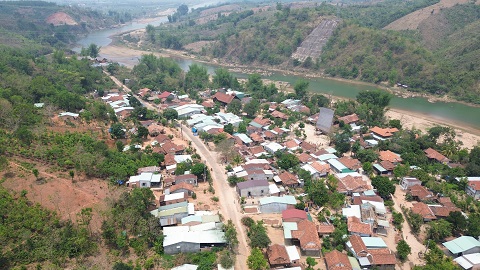 Làng Kon K'tu bên dòng sông Đăk Bla luôn khô hạn, cạn trơ đáy. Ảnh: Thanh Tuấn 
