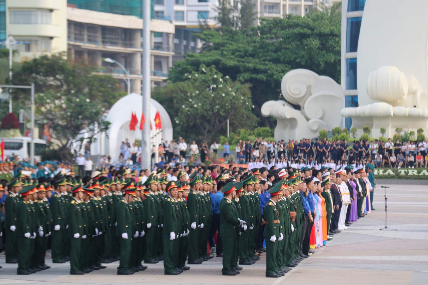 Lễ Thượng cờ thiêng liêng được tỉnh Khánh Hòa tổ chức vào ngày kỉ niệm giải phóng Nha Trang 2.4.1975-2.4.2024. Ảnh: Phương Linh
