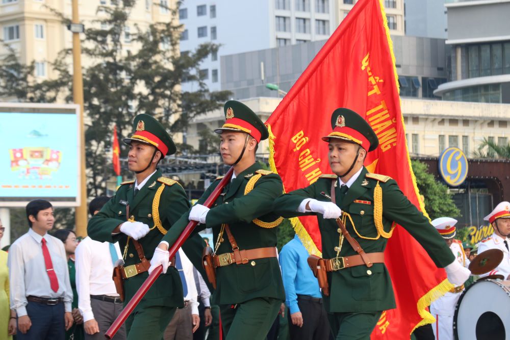 Lễ Thượng cờ kỷ niệm ngày Nha Trang 100 năm xây dựng và phát triển. Ảnh: Phương Linh