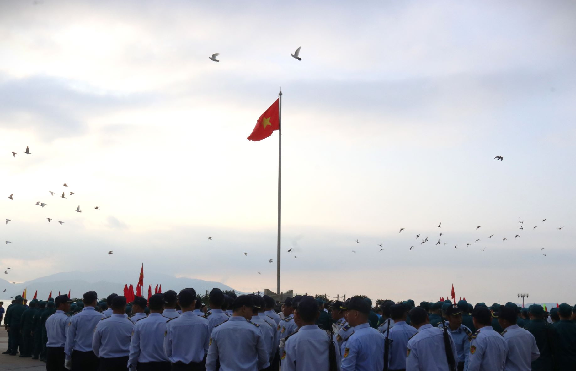 Hình ảnh lá cờ tổ quốc tung bay bên bờ biển Nha Trang. Ảnh: Phương Linh