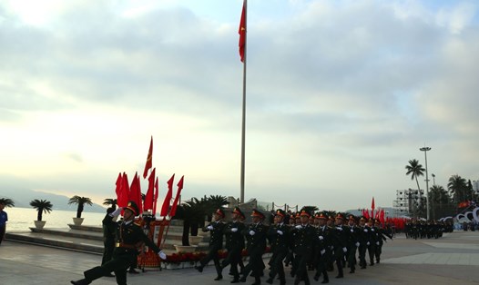 Lực lượng vũ trang tham gia diễu hành tại Lễ thượng cờ kỷ niệm ngày giải phóng Khánh Hòa và 100 năm xây dựng thành phố Nha Trang. Ảnh: Phương Linh 
