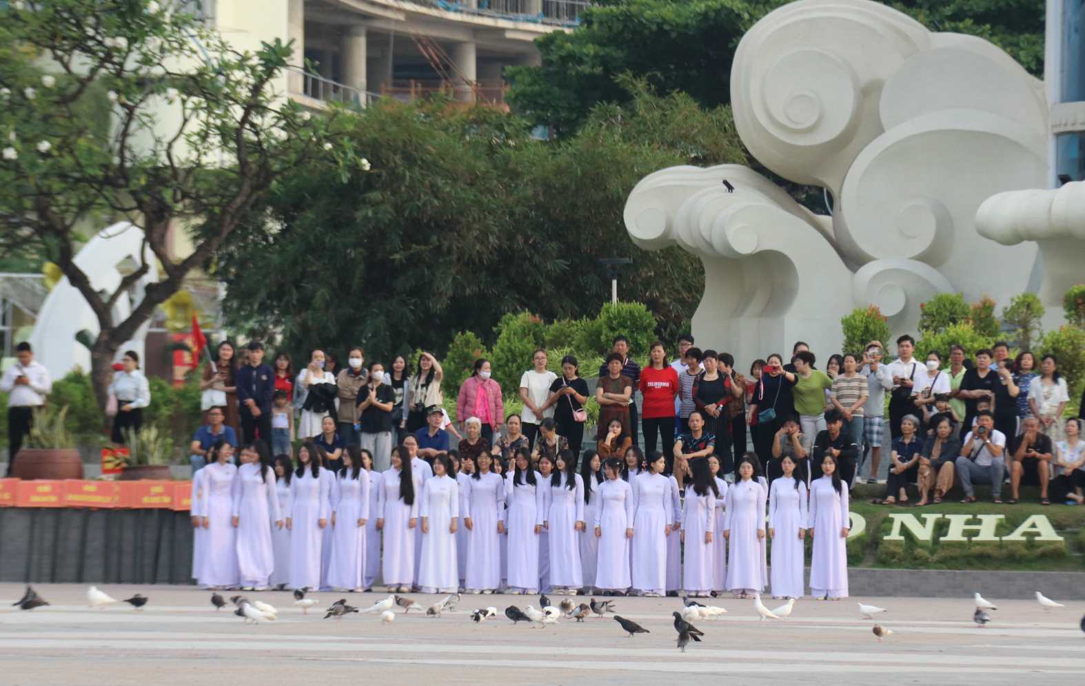 Đông đảo học sinh và nhân dân Nha Trang dõi theo Lễ Thượng cờ. Ảnh: Phương Linh