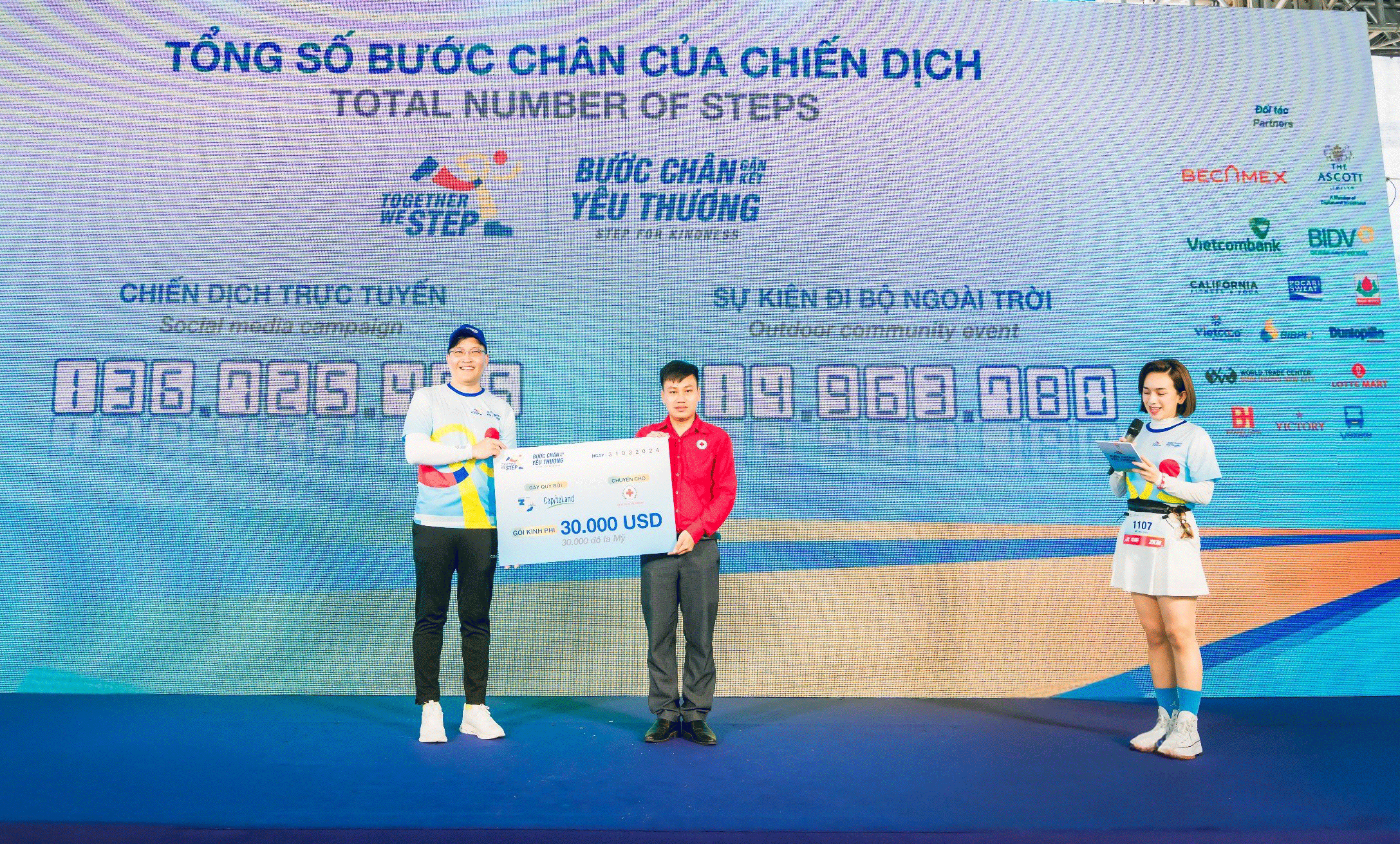 Ông Wyeren Yap, tổng giám đốc khu vực miền Nam Việt Nam của CLD Việt Nam (trái), trao tặng gói hỗ trợ tài chính cho đại diện Hội Chữ thập đỏ tỉnh Bình Dương (phải). Ảnh CLD.