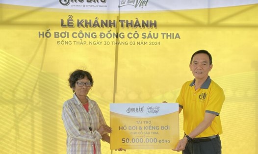 Đại diện Quỹ Phát triển Tài năng Việt trao tài trợ cho bà Sáu Thia. Ảnh: Nutifood