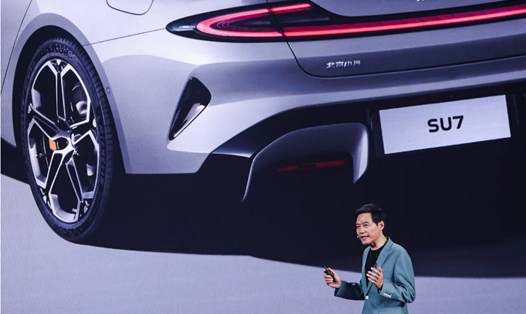 Lei Jun, CEO của Xiaomi, phát biểu trong lễ ra mắt mẫu xe điện SU7 ở Bắc Kinh. Ảnh: EPA-EFE