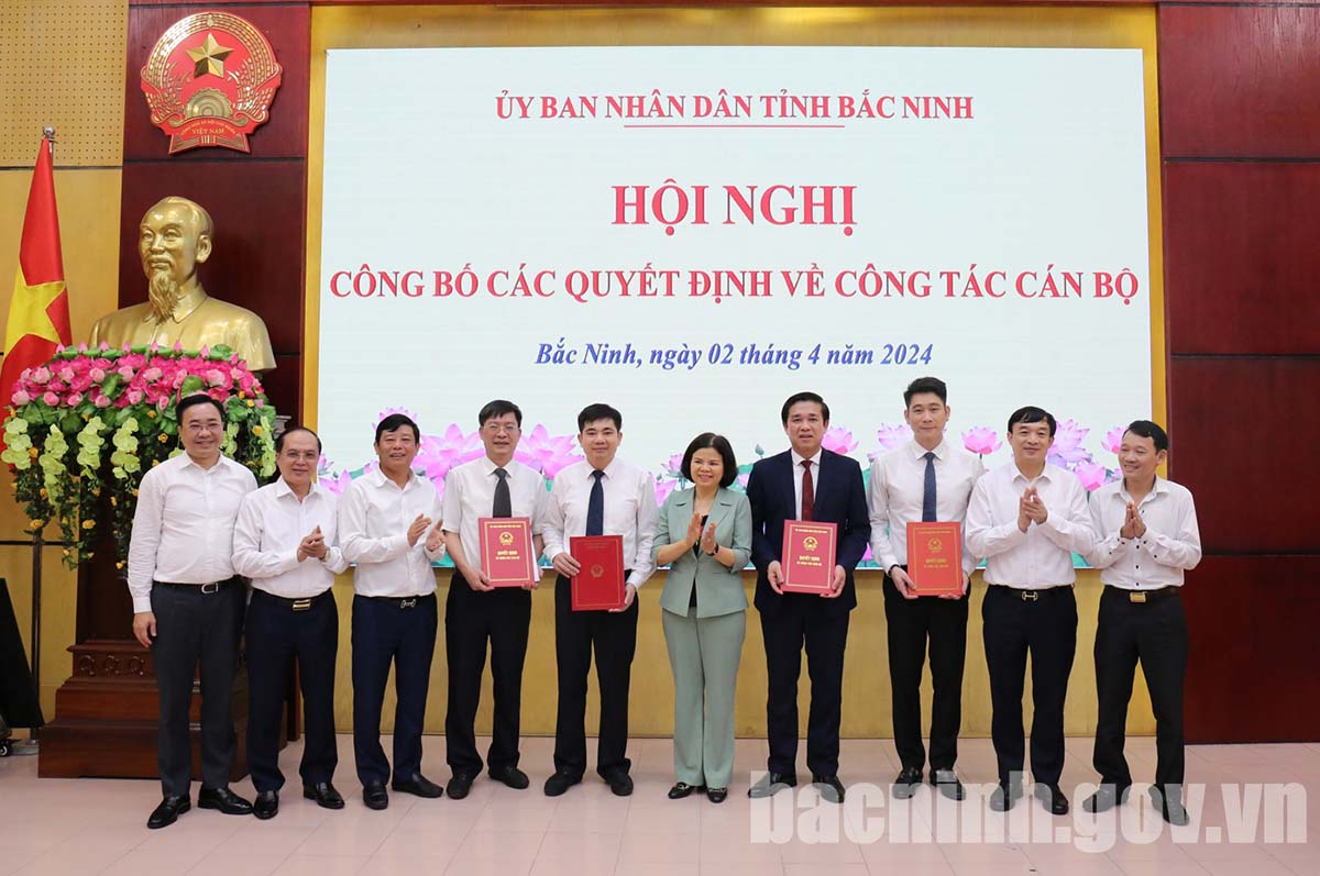 Chủ tịch UBND tỉnh Nguyễn Hương Giang cùng lãnh đạo các sở, ngành chúc mừng các nhân sự được điều động, bổ nhiệm cương vị mới. Ảnh: Bacnninh.gov.vn