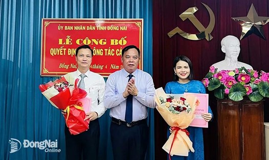 Quyền Chủ tịch UBND tỉnh Đồng Nai Võ Tấn Đức trao quyết định bổ nhiệm lại ông Dương Mạnh Hưng và bà Nguyễn Thị Minh Phương. Ảnh: Sở Nội vụ cung cấp
