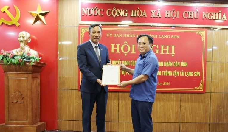 Phó Chủ tịch UBND tỉnh Lạng Sơn Lương Trọng Quỳnh (bên phải) trao quyết định bổ nhiệm Phó Giám đốc Sở Giao thông Vận tải. Ảnh: TTĐTLS