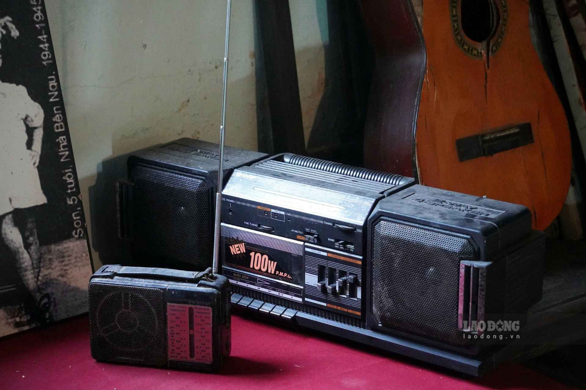 Đài cát sét, radio, cây đàn guitar, những kỷ vật gắn bó với âm nhạc của Trịnh Công Sơn. 