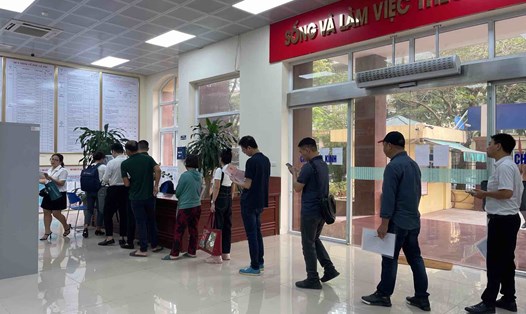 Người dân xếp hàng dài chờ lấy số tại Văn phòng đăng ký đất đai quận Nam Từ Liêm. Ảnh: Khánh An