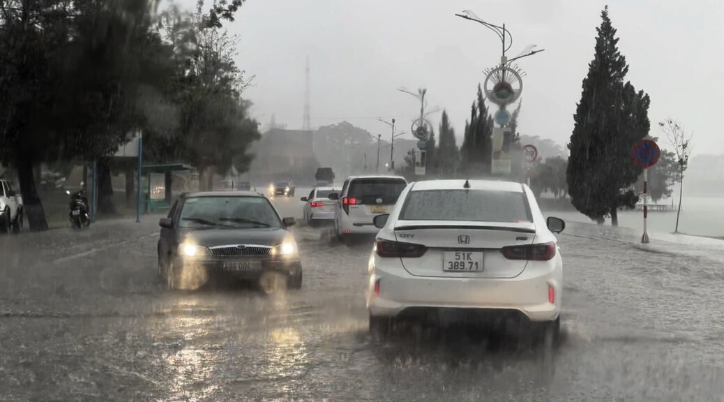 TP Đà Lạt, tỉnh Lâm Đồng xuất hiện mưa lớn sau khoảng gần nửa năm nắng nóng. Ảnh: Văn Long
