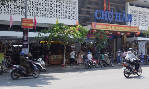 Tiểu thương đồng thuận, chợ du lịch lớn nhất Đà Nẵng đường thông hè thoáng. Ảnh: Trần Thi