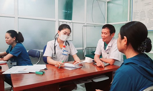 Bác sĩ tư vấn sức khỏe sinh sản cho cán bộ nữ công của các công đoàn cơ sở huyện Đô Lương (Nghệ An). Ảnh: Đặng Hiền