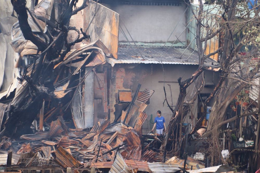 5 hộ dân gần đó bị ảnh hưởng từ vụ cháy được hỗ trợ 10 triệu đồng. Ảnh: Minh Tâm