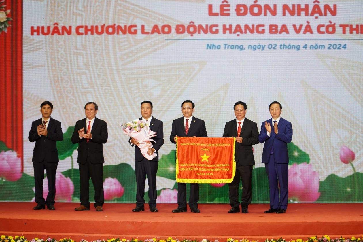 Phó Thủ tướng Trần Hồng Hà trao tặng cờ thi đua của Chính phủ cho Đảng bộ, chính quyền và nhân dân thành phố Nha Trang. Ảnh: Phương Linh