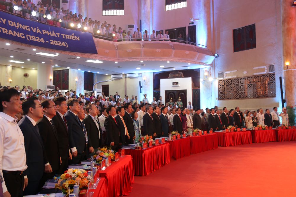 Gần 1.000 đại biểu tham dự lễ kỷ niệm 100 năm xây dựng và phát triển thành phố Nha Trang. Ảnh: Phương Linh