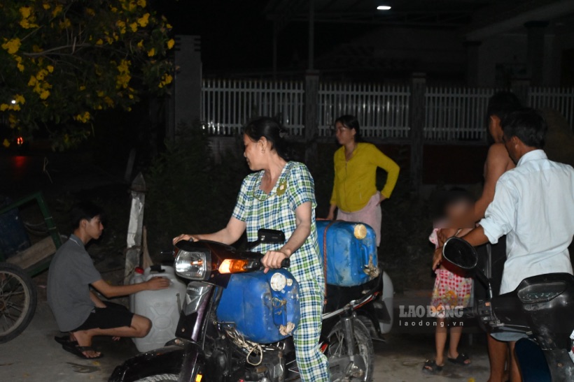 Người dân ở xã Tân Điền (huyện Gò Công Đông, tỉnh Tiền Giang) đem can đi hứng nước ngọt vào ban đêm. Ảnh: Thành Nhân