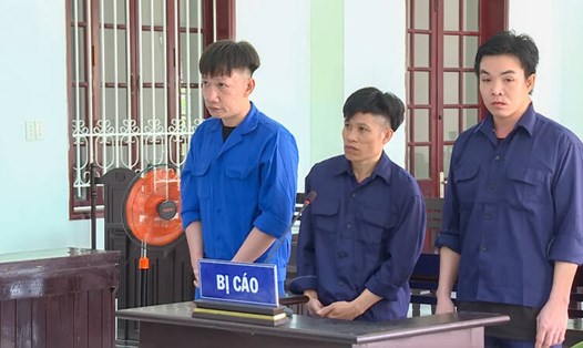 Bị cáo Nguyễn Trung Hiếu (trái), Nguyễn Văn Đạt (giữa), Bùi Hoàng Thắng (phải) tại tòa. Ảnh: Công an cung cấp. 
