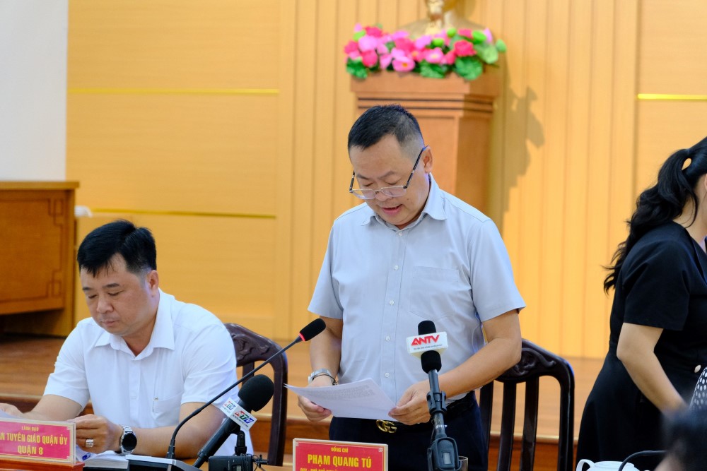 Ông Phạm Quang Tú, Phó Chủ tịch UBND Quận 8 phát biểu tại buổi họp báo. Ảnh: Minh Tâm