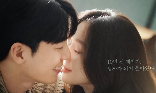 Poster lãng mạn của 2 diễn viên chính đóng  trong “Midnight Romance in Hagwon” - phim nối sóng “Nữ hoàng nước mắt”. Ảnh: Nhà sản xuất