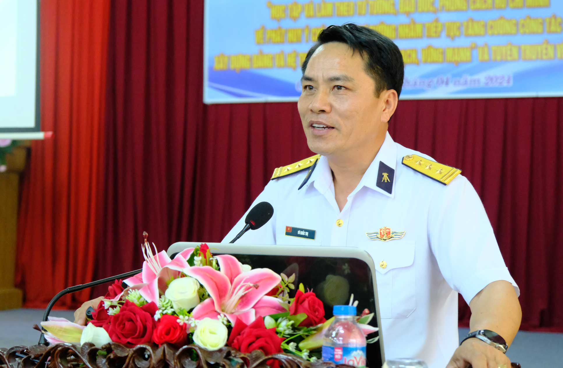 Chủ nhiệm chính trị nhà máy X55 Cục kỹ thuật Quân chủng Hải quân Vũ Khắc Trị thông tin các vấn đề liên quan đến biển, đảo Việt Nam. Ảnh: Mỹ Ly