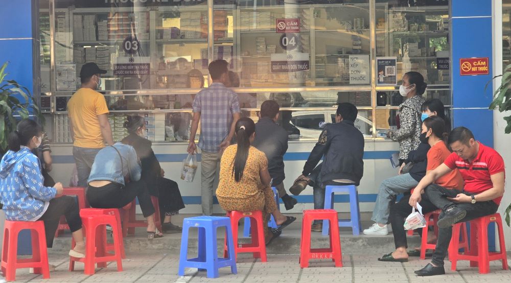 Cảnh xếp hàng đợi đến lượt mua thuốc tại nhà thuốc BVĐK tỉnh Thái Bình vào sáng nay, 2.4. Ảnh: Trung Du
