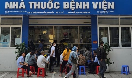 Người dân xếp hàng chầu trực để mua thuốc tại nhà thuốc BVĐK tỉnh Thái Bình trưa 1.4. Ảnh: Bạn đọc cung cấp