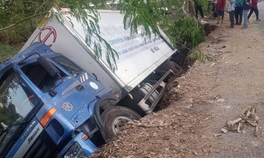 Xe tải đậu tại chỗ nhưng bị lật ngang do đường đột ngột sạt lở, sụp lún trên địa bàn huyện U Minh Thượng. Ảnh: Người dân cung cấp