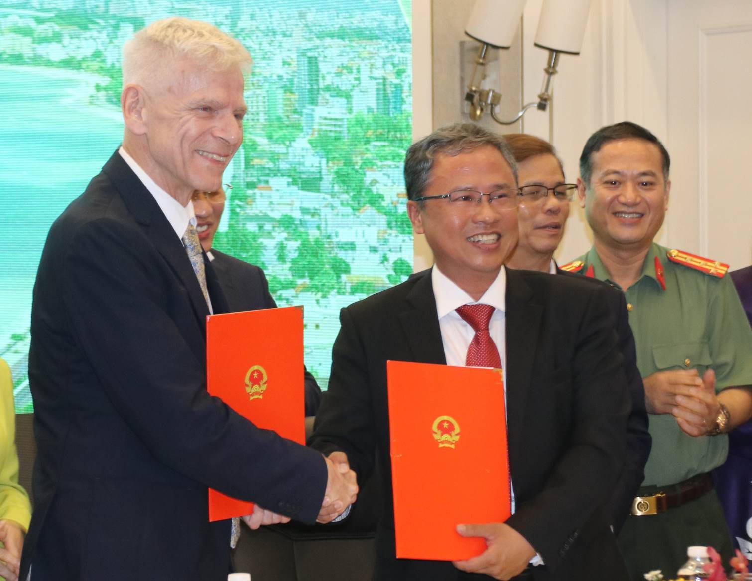 Lãnh đạo UBND tỉnh Khánh Hòa và Trường Đại học VinUni ký kết biên bản ghi nhớ hợp tác xây dựng đề án chuyển đổi xanh giai đoạn 2024 – 2030. Ảnh: Phương Linh