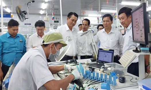 Lãnh đạo UBND tỉnh Trà Vinh thăm hỏi, trao đổi về điều kiện làm việc của công nhân Công ty TNHH Việt Trần (KCN Long Đức). Ảnh: Thanh Dũng