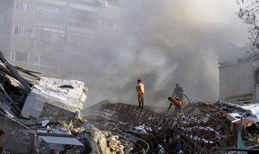 Hiện trường tòa nhà bị tấn công ở Damascus, Syria ngày 1.4. Ảnh: AP