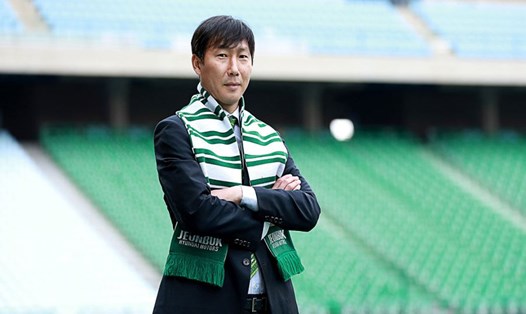 Huấn luyện viên Kim Sang-sik còn trẻ và đã khá thành công ở cấp câu lạc bộ. Ảnh: Jeonbuk