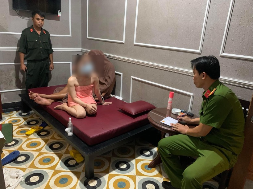 Cơ quan Công an làm việc với các đối tượng liên quan tại cơ sở massage Thượng Hải (TP Bến Tre, tỉnh Bến Tre). Ảnh: Công an tỉnh Bến Tre