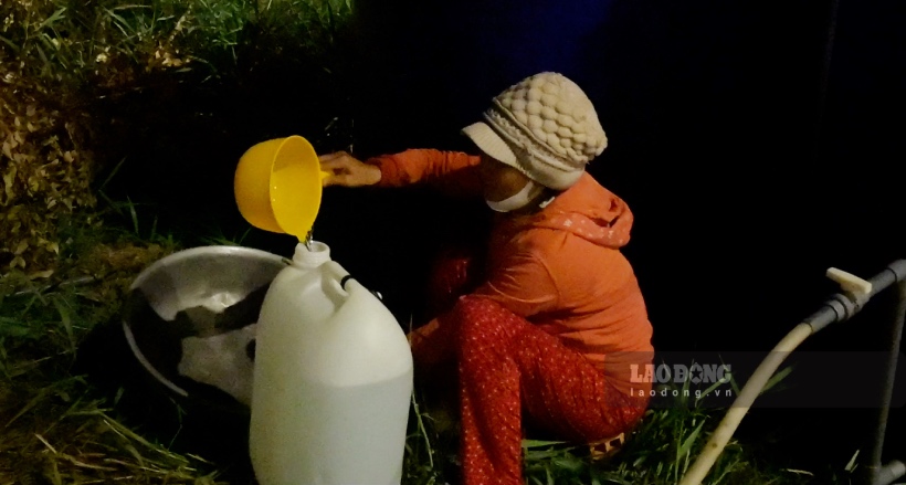 Người dân sinh sống ở một số nơi thuộc Tiền Giang thiếu nước ngọt trầm trọng. Người dân chực chờ trong đêm chắt từng can nước ngọt.