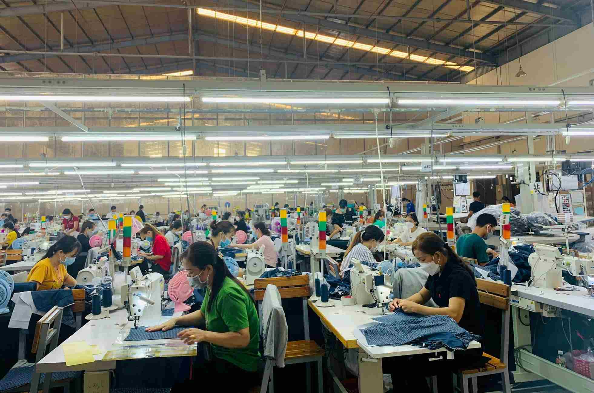 Công nhân được cải thiện thu nhập nhờ tăng ca. Ảnh: Bích Ngọc