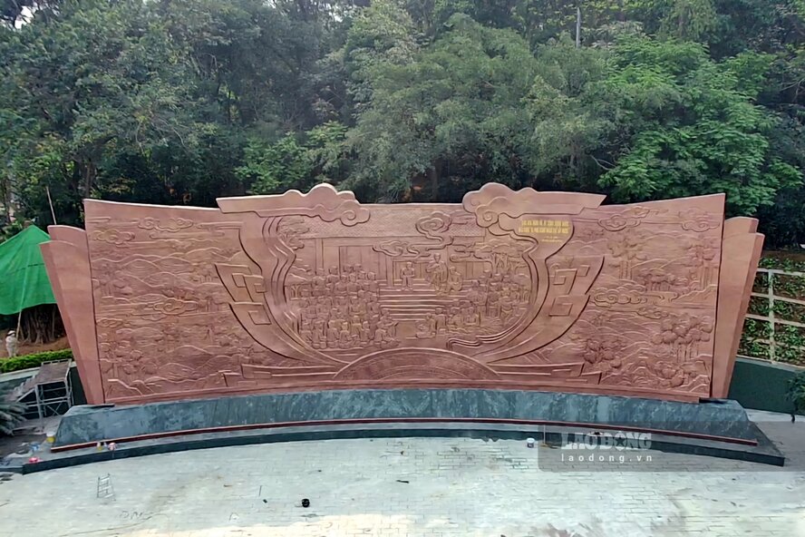 Hiện nay, bức phù điêu Bác Hồ nói chuyện với cán bộ, chiến sĩ Đại đoàn quân Tiên phong là một trong những địa điểm mà các lãnh đạo Đảng, Nhà nước thường xuyên dâng hoa tưởng niệm mỗi khi tham dự Lễ Giỗ Tổ Hùng Vương. Ảnh: Tô Công.